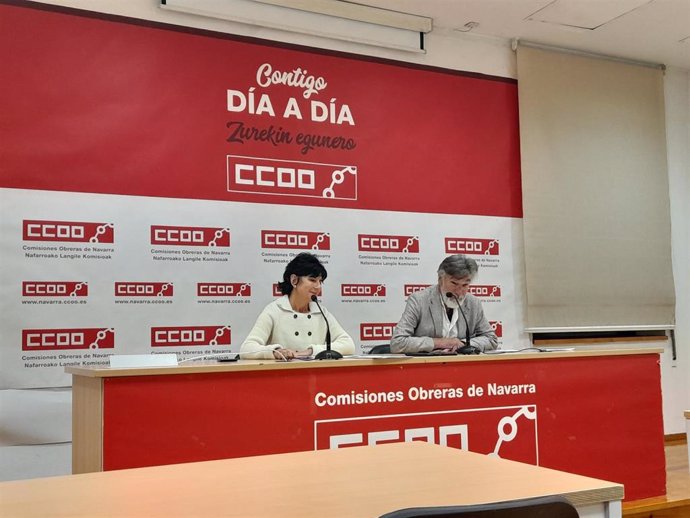 El secretario general de CCOO Navarra, Chechu Rodríguez, y la secretaria de Mujeres e Igualdad de CCOO de Navarra, Pilar Ruiz