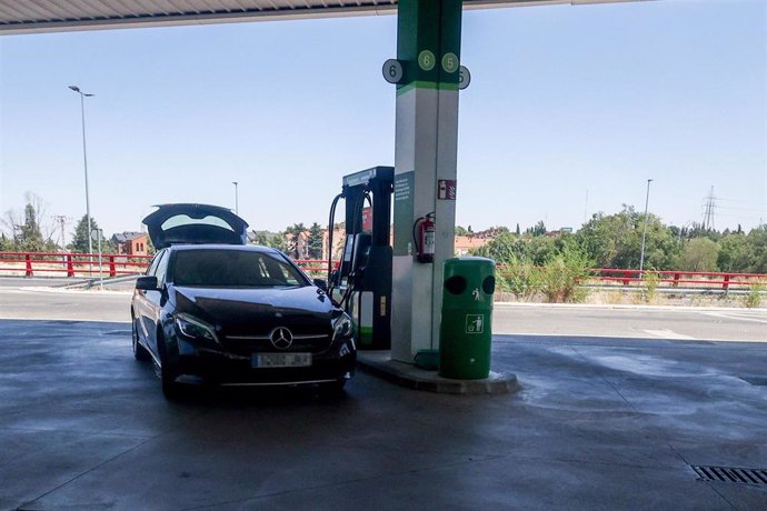 Archivo - Un coche repostando en una gasolinera, a 1 de agosto de 2024, en Madrid (España). El precio de los carburantes en España ha proseguido esta semana su tendencia bajista y ha encadenado su tercera caída, abaratándose hasta un 0,6% en plena operaci