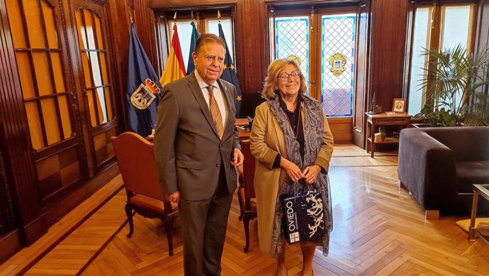 El alcalde de Oviedo, Alfredo Canteli, recibe a la fiscal superior del Principado de Asturias, María Eugenia Prendes.