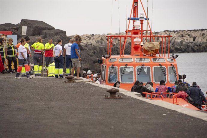 Los Servicios de Emergencias atienden a varios migrantes en el puerto de La Restinga