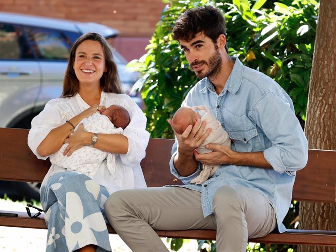 Marta Pombo y Luis Zamalloa pasean junto a sus dos hijas mellizas, María y Candela