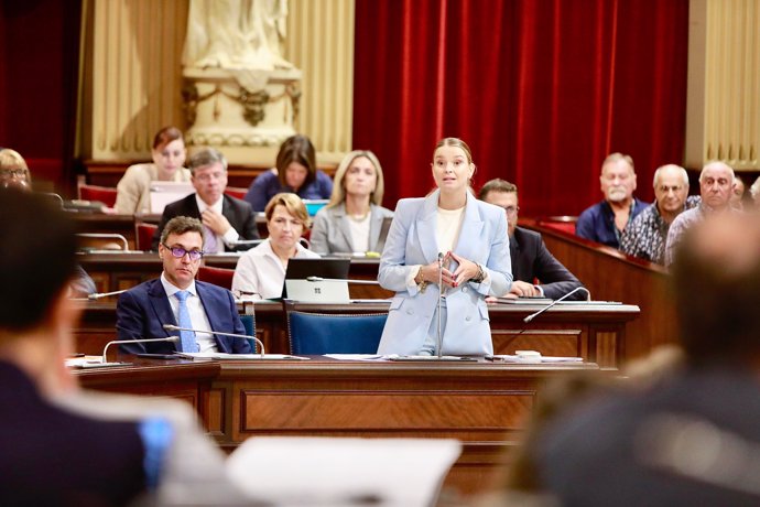 La presidenta del Govern, Marga Prohens, durante la sesión de control del pleno del Parlament de este martes 17 de septiembre de 2024