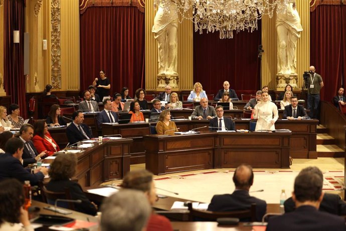 Archivo - La presidenta del Govern, Marga Prohens, responde a las preguntas de la oposición en el Parlament.