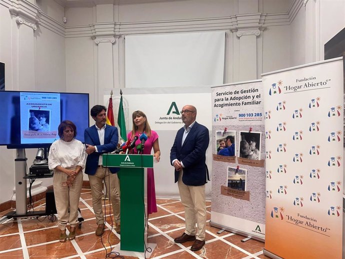 La campaña ha sido presentada por la delegada, Ruth Sarabia, el presidente de Hogar Abierto, Alberto Peláez, el diputado provincial de Tercer Sector, Francisco José Martín, y la directora de Derechos Sociales del Ayuntamiento de Málaga.