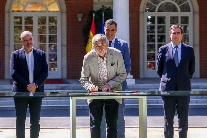 Archivo - El secretario general de UGT, Pepe Álvarez (c) (i-d) el secretario general de CCOO, Unai Sordo; el presidente del Gobierno, Pedro Sánchez; y el presidente de la CEOE, Antonio Garamendi, en la firma del acuerdo de pensiones de 2021