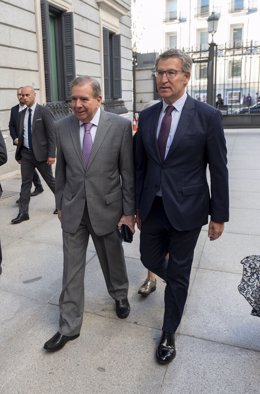 El opositor venezolano Edmundo González (i) y el presidente del PP, Alberto Núñez Feijóo (d), a su llegada a una reunión, en el Congreso de los Diputados, a 17 de septiembre de 2024, en Madrid (España). Durante la reunión, el líder del PP trasladará a Edm