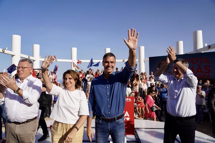 Archivo - El secretario general del PSOE y presidente del Gobierno, Pedro Sánchez, junto a la cabeza de lista del PSOE al Parlamento Europeo y vicepresidenta tercera del Gobierno, Teresa Ribera, en un acto de campaña por el 9J. A 05 de junio de 2024, en B