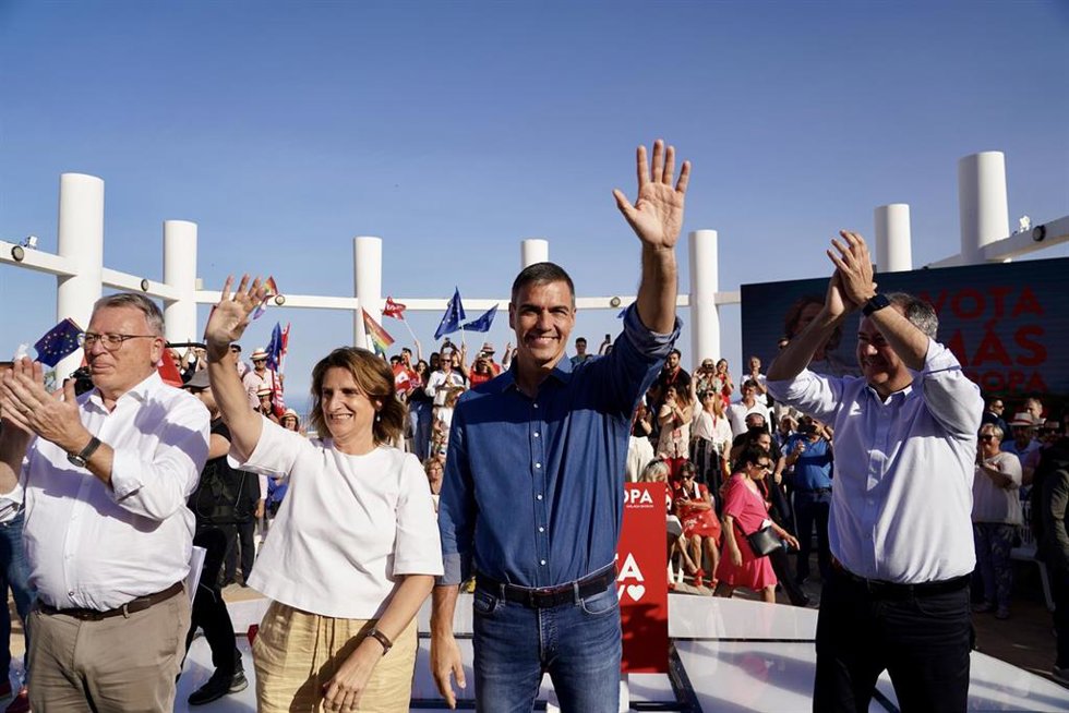 Archivo - El secretario general del PSOE y presidente del Gobierno, Pedro Sánchez, junto a la cabeza de lista del PSOE al Parlamento Europeo y vicepresidenta tercera del Gobierno, Teresa Ribera, en un acto de campaña por el 9J. A 05 de junio de 2024, en