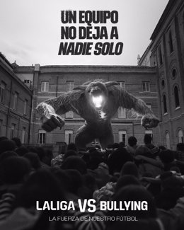 Cartel de la campaña de LaLiga 'Un equipo no deja a nadie solo'.