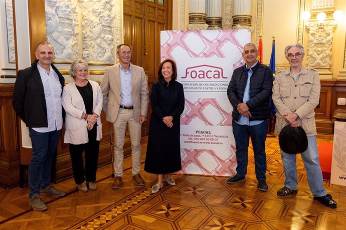 El concejal de Comercio, Mercados y Consumo, Víctor Martín,  la directora general de Consumo y Comercio de la Junta de Castilla y León, María Pettit, y el presidente de FOACAL, Miguel Ángel Tapia, presentan los cursos de Cearcal 2024/2025