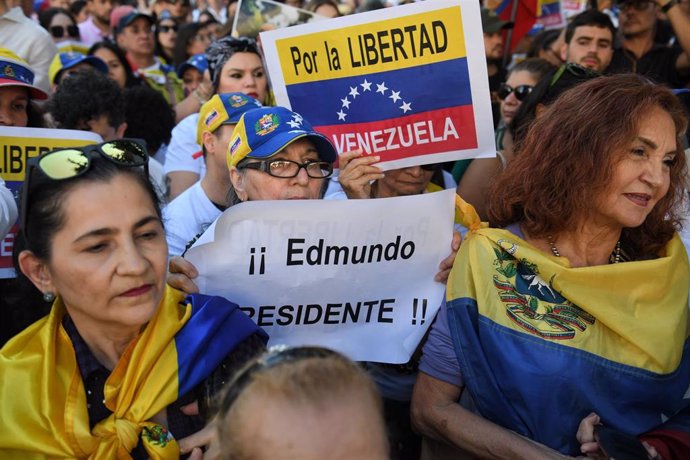 Decenas de personas durante una concentración frente al Congreso de los Diputados para reivindicar a Edmundo González como presidente electo de Venezuela