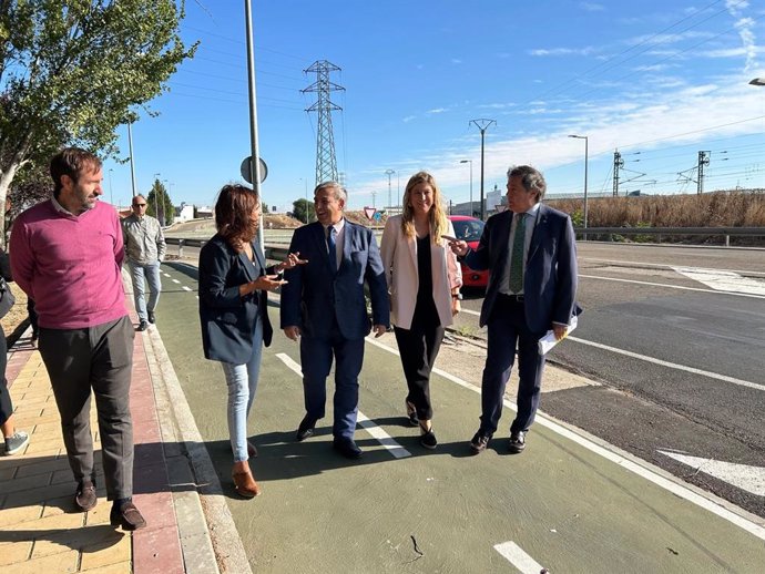 El consejero de Movilidad y Transformación Digital, José Luis Sanz Merino, visita el carril bici que une Valladolid con Santovenia de Pisuerga.