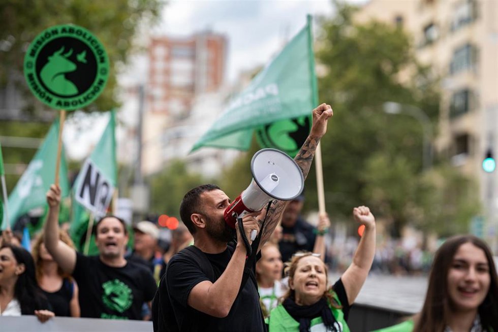 Archivo - Decenas de personas participan, con pancartas, en una manifestación antitaurina, en las inmediaciones de la plaza de toros de las Ventas