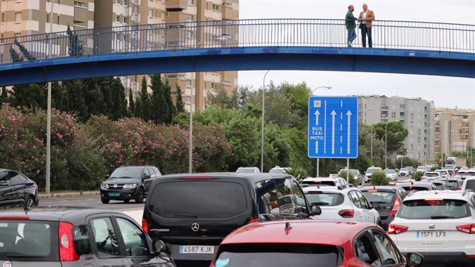 El portavoz de MÉS per Mallorca, Jaume Alzamora, observa un atasco en uno de los accesos a Palma.