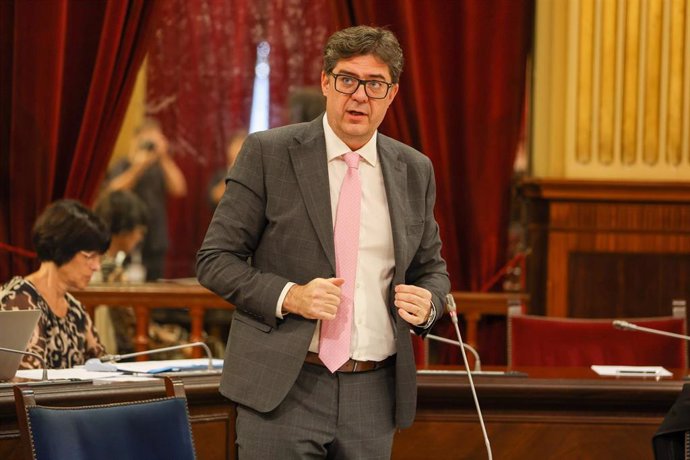 Archivo - El conseller de Turismo del Govern balear, Jaume Bauzá, interviene durante un pleno en el Parlament balear. Archivo.