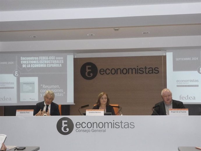 (De Izquierda A Derecha): El Presidente Del Consejo General De Economistas, Valentín Pich,  El Director De Fedea, Ángel De La Fuente Y La Presidenta De La Airef, Cristina Herrero.