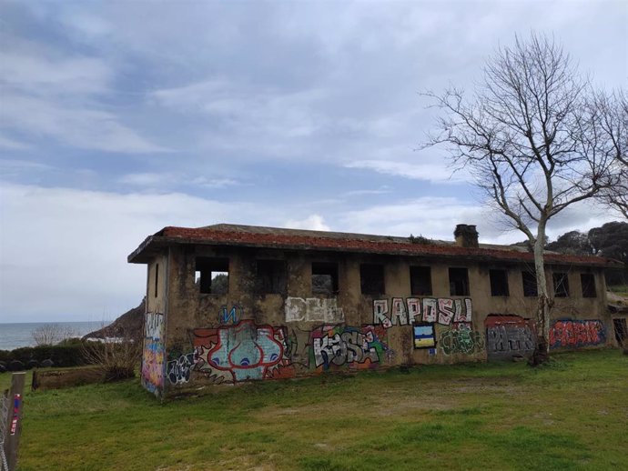 Archivo - Edificio abandonado en la costa de Llanes