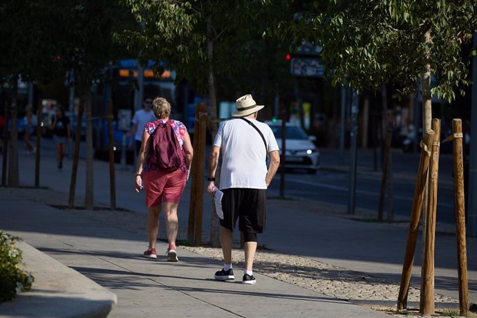 Pensionistas caminando por una calle de Madrid