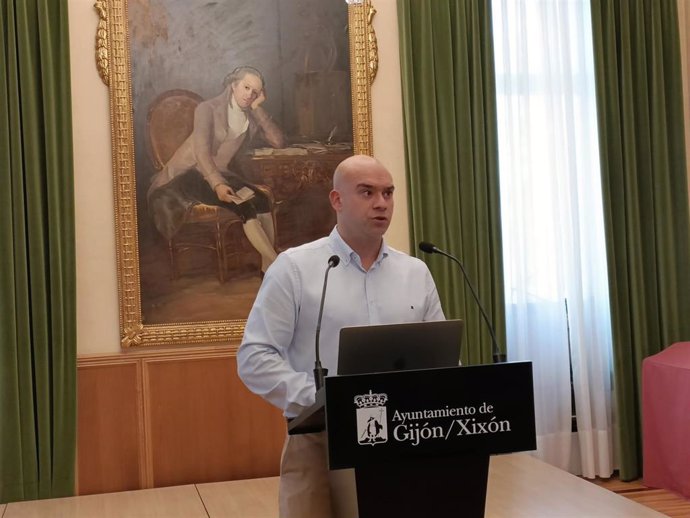 El portavoz de Junta de Gobierno de Gijón, Jesús Martínez Salvador (Foro), en rueda de prensa en el Consistorio gijonés.