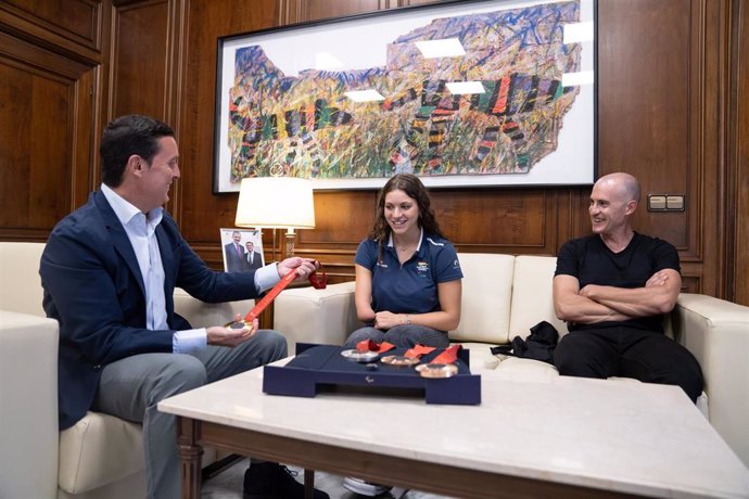 Anastasiya Dmytriv y Pablo Jaramillo en recepción de medallas.