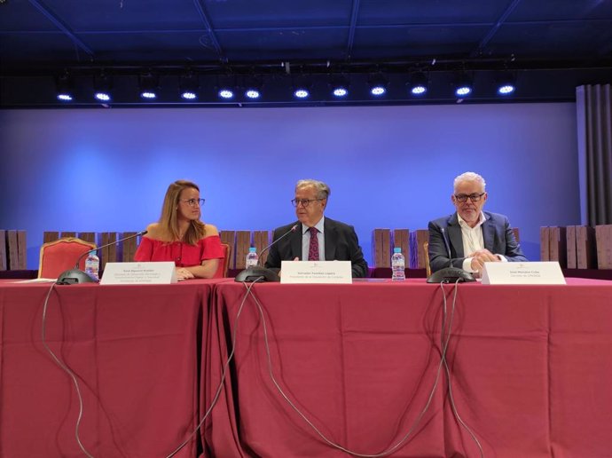 El presidente de la Diputación de Córdoba, Salvador Fuentes (centro), junto a Sara Alguacil, en la entrega de equipos informáticos a los ayuntamientos de la provincia.