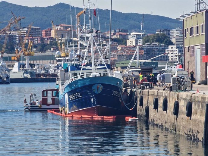 Palangrero 'Siempre Perla' tras ser estabilizado en el puerto de Vigo