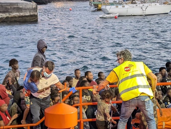 Efectivos del SUC en el rescate de un cayuco en el puerto de La Restinga