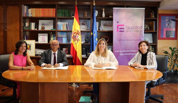 Acto de firma del Instituto de las Mujeres y el Colegio de Graduados Sociales