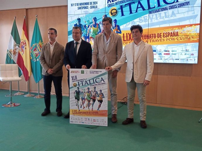 El director del Cross, el presidente de la Diputación, el presidente de la RFEA y el diputado provincial de Cultura, en la presentación de la prueba internacional de Itálica.