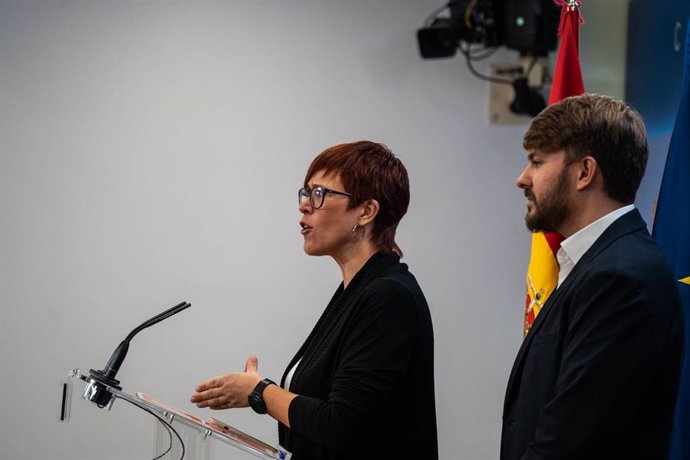 Archivo - La portavoz de Compromís en el Congreso, Àgueda Micó y el diputado de Compromís-Sumar en el Congreso, Alberto Ibáñez, ofrecen una rueda de prensa anterior a la Mesa del Congreso, en el Congreso de los Diputados, a 25 de octubre de 2023, en Madri