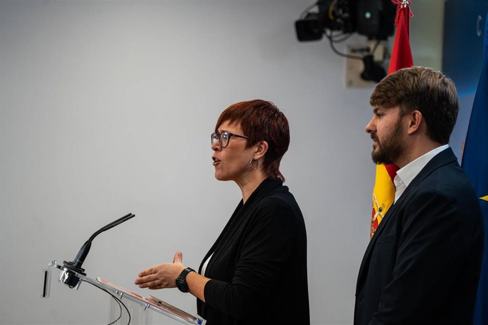 Archivo - La portavoz de Compromís en el Congreso, gueda Micó y el diputado de Compromís-Sumar en el Congreso, Alberto Ibáñez, ofrecen una rueda de prensa anterior a la Mesa del Congreso, en el Congreso de los Diputados, a 25 de octubre de 2023, en Mad