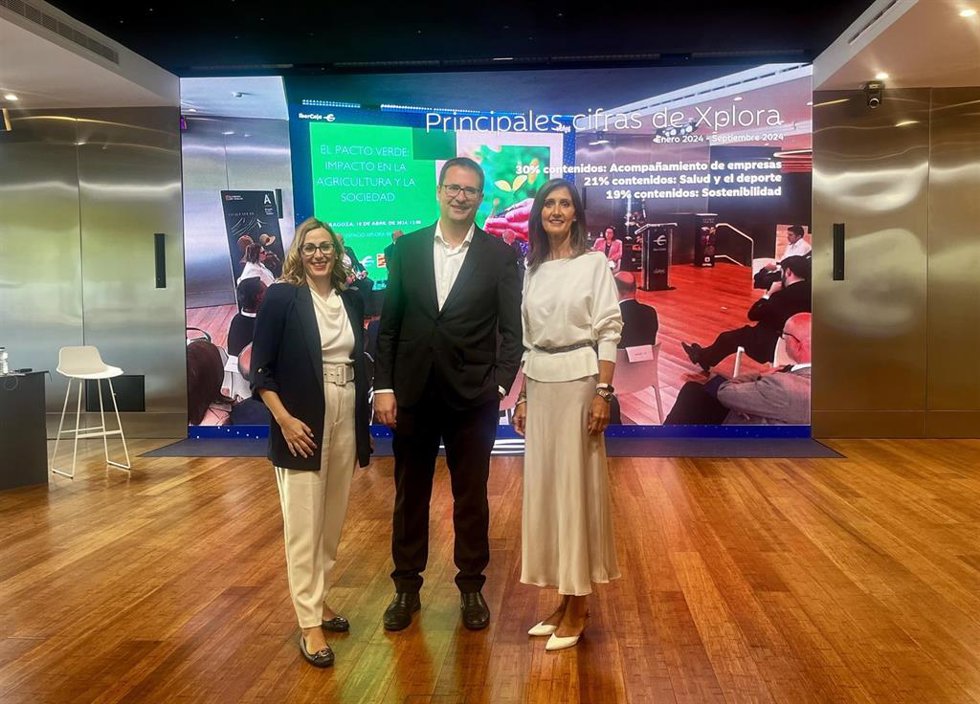 La coordinadora del Espacio Xplora de Ibercaja,  Alejandra González, el director de Comunicación, Marca y Relaciones Institucionales de Ibercaja, Enrique Barbero, y la jefa de Patrocinios y Relaciones Institucionales de Ibercaja, Belén Bardají, en Xplor