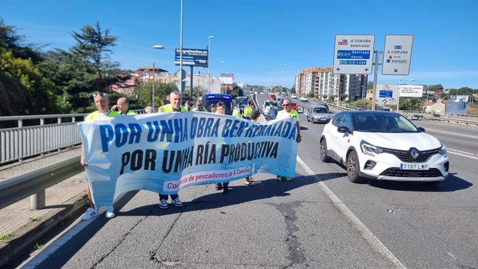 Miembros de la Cofradía de Pescadores de A Coruña cortan un carrril de tráfico dirección salida de la ciudad herculina