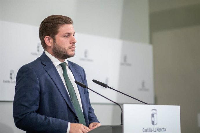 El consejero de Fomento, Nacho Hernando, en rueda de prensa en el Palacio de Fuensalida.