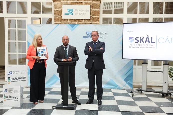 La presidenta de Skal Internacional Cádiz, Josefa Díaz Delgado, el vicepresidente cuarto de la Diputación, Germán Beardo, y el cónsul de Bélgica y presidente de la Asociación Provincial de Hoteles, Stefan De Clerck.