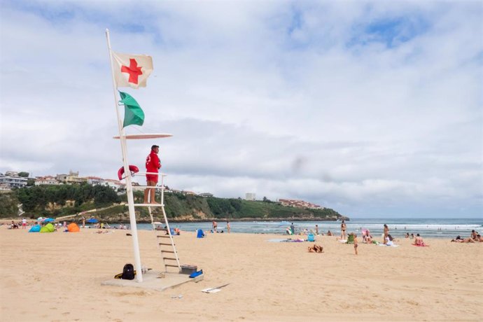 Archivo - Cruz Roja atendió a más de 4.500 personas este verano en las playas que vigiló en Cantabria