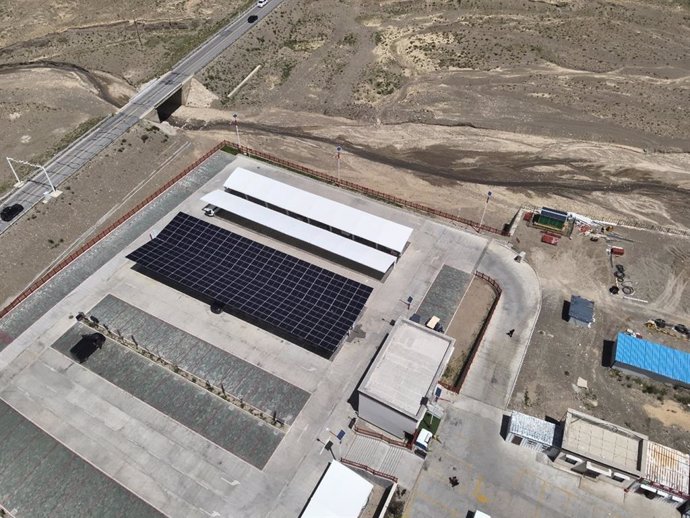 Aiko Solar implementa sus módulos en la estación de recarga solar más alta del mundo