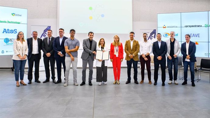 La presidenta del Cabildo de Tenerife, Rosa Dávila, con el convenio para poner en marcha el Centro de Excelencia de Desarrollo e Innovación