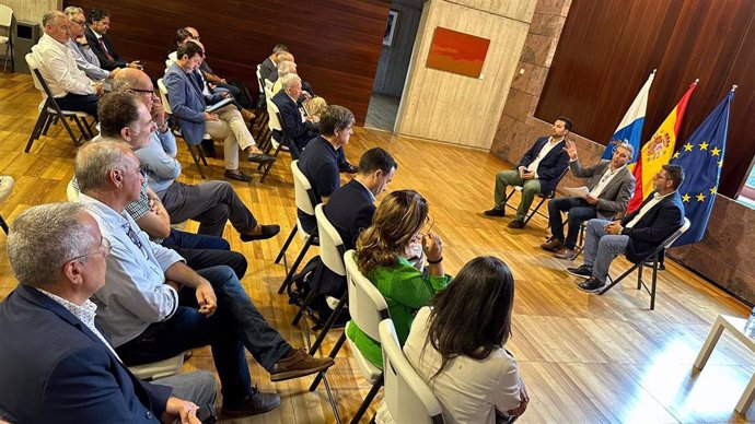 Encuentro con miembros de la Comisión de Agricultura del Parlamento de Canarias y representantes de organizaciones profesionales agrarias, de productores y del sector agroindustrial de las islas