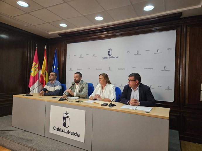 El delegado de la Junta en la provincia, José Luis Escudero; el presidente de la Mancomunidad de Aguas del Río Tajuña y alcalde de Chiloeches, Marcos Cascajero, y la directora gerente de Infraestructuras del Agua de Castilla-La Mancha, Silvia Díaz