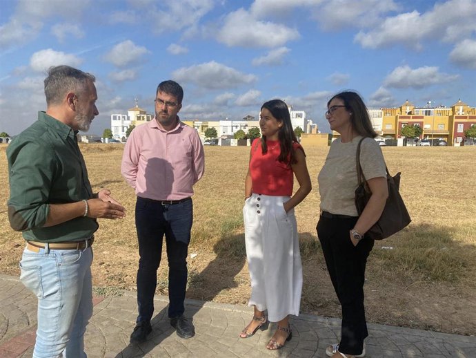 El secretario de Organización del PSOE de Sevilla y parlamentario andaluz, Rafael Recio, y el alcalde de Gerena, Javier Fernández Gualda.