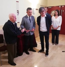 El Teatro Bretón de Logroño recibe el bastón de su 'eterno' aficionado, Victoriano Cantera