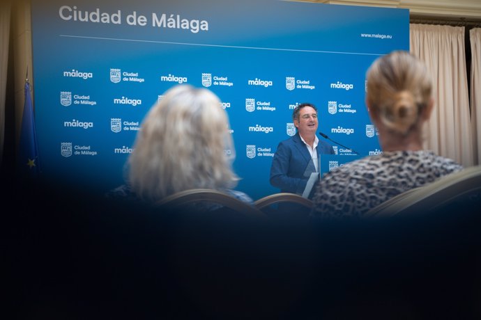 El concejal delegado de Derechos Sociales, Francisco Cantos, ha informado esta mañana sobre este nuevo programa formativo, cuyo plazo de inscripción ya está abierto y permanecerá activo hasta completar las plazas ofertadas.