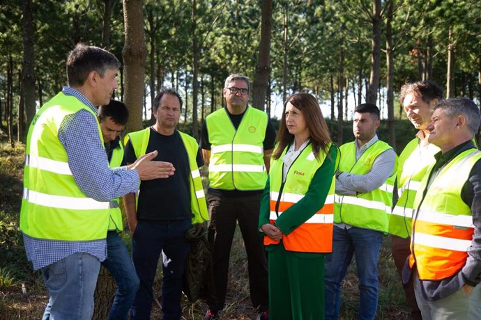 La conselleira do Medio Rural, María José Gómez, durante una visita a la Finsa en Santiago.