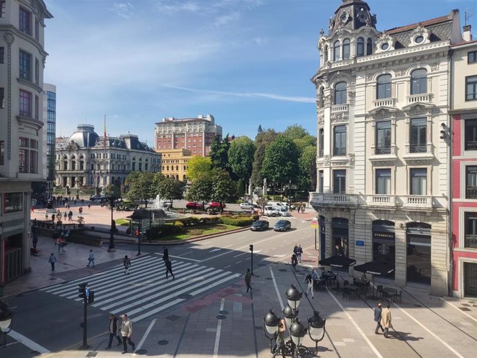 Archivo - Oviedo centro. Tráfico. Plaza Escandalera. Centro ciudad.