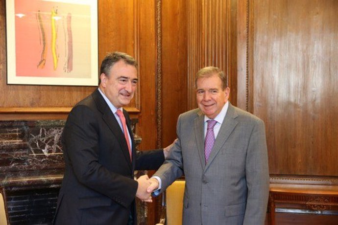 El portavoz del PNV en el Congreso, Aitor Esteban, con el candidato opositor venezonalo Edmundo González Urrutia