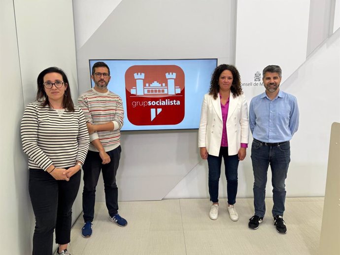 Archivo - Los miembros del grupo socialista en el Consell de Mallorca, Juana María Adrover, Joan Ferrer,  la portavoz Catalina Cladera y Javier de Juan Martín.