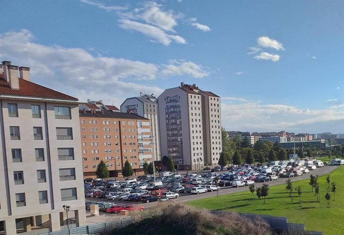 Archivo - Aparcamiento disuasorio, en la avenida de Portugal (Gijón) (Archivo)