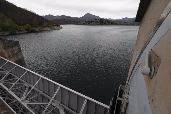 Archivo - Vista del embalse del río Porma, a 28 de abril de 2023, en León, Castilla y León (España). Los embalses de la cuenca del Duero en la provincia de León conservan un buen estado pese a la sequía creciente que se está produciendo por la falta de ll