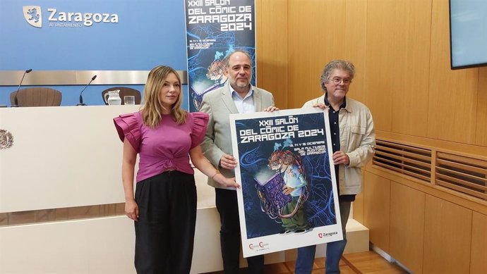 El consejero municipal de Participación Ciudadana y Régimen Interior, Alfonso Mendoza, junto a Marimar Delgado, del Servicio de Centros Cívicos, y el autor del cartel, Fernado de Felipe.